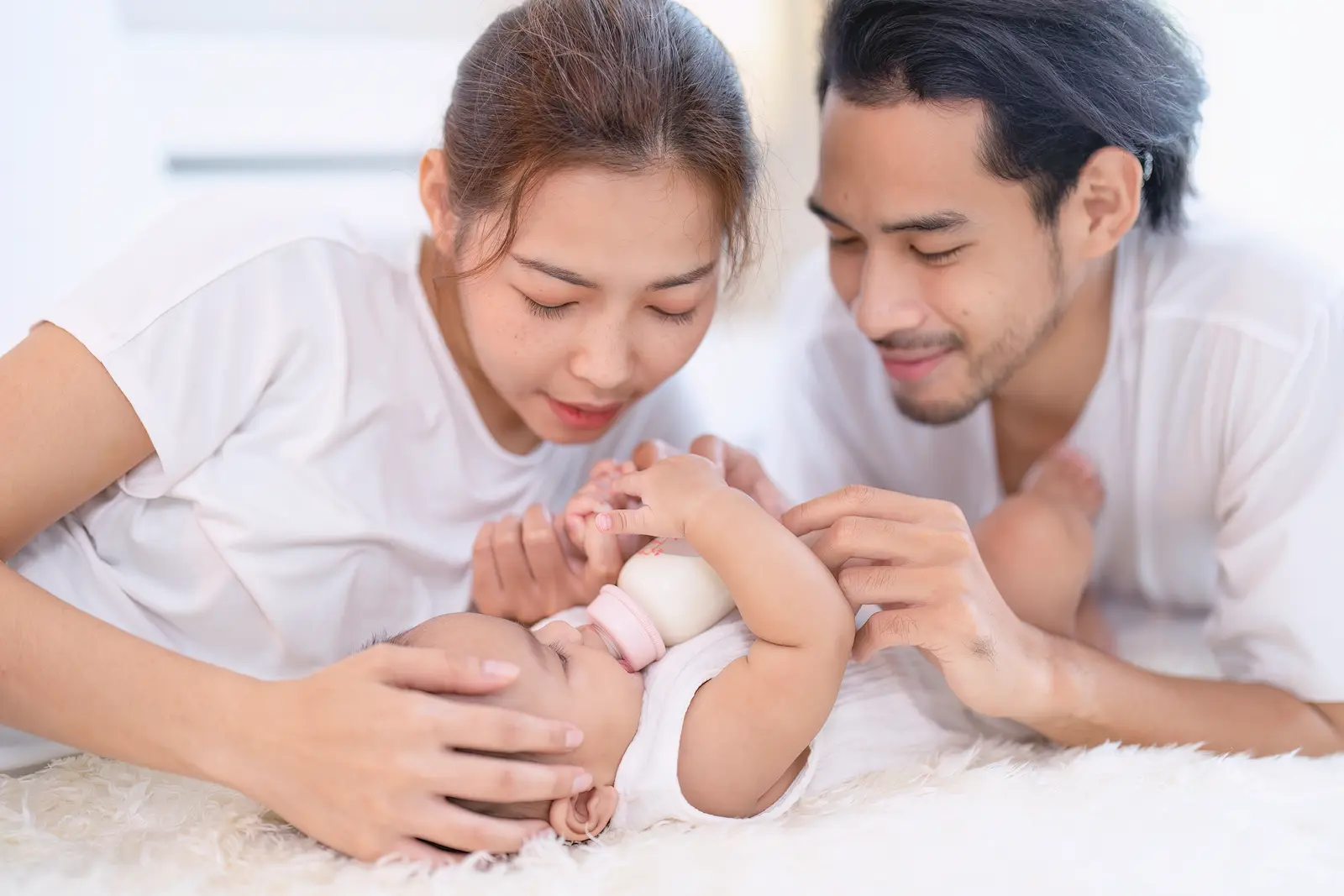พ่อแม่กับลูกน้อยแรกเกิด